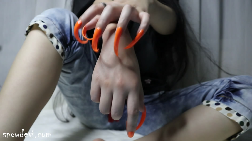 SNOW576-Showing Orange Nails4