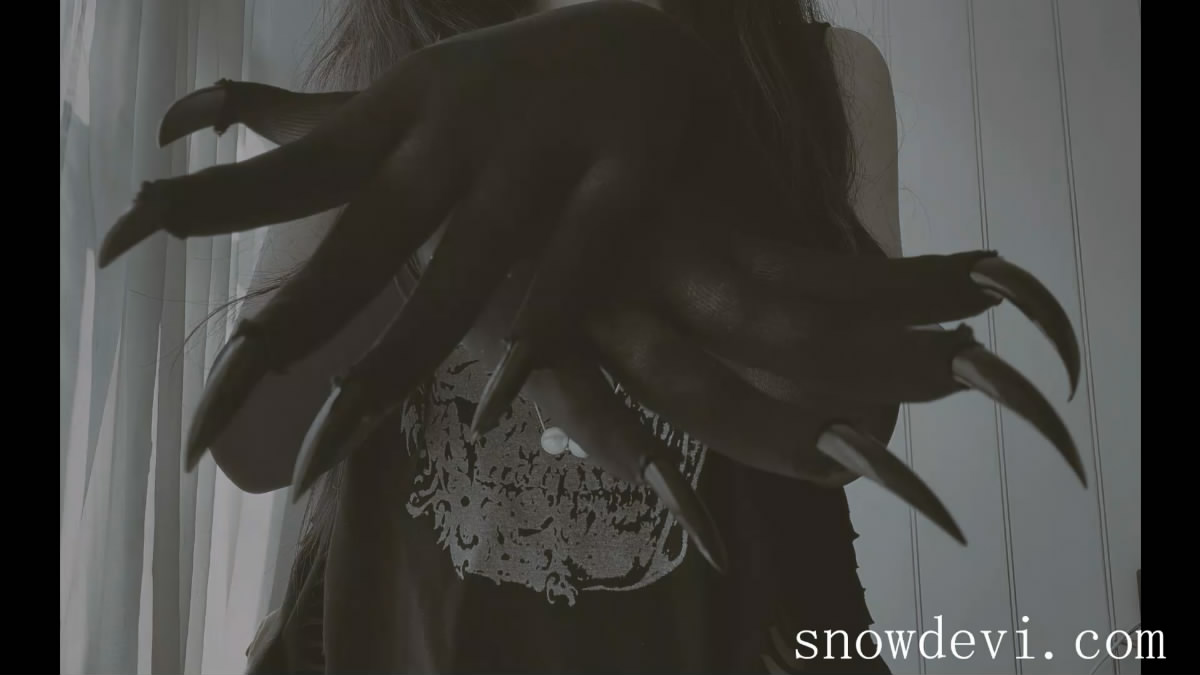 SNOW1135-Showing Black  Nails7