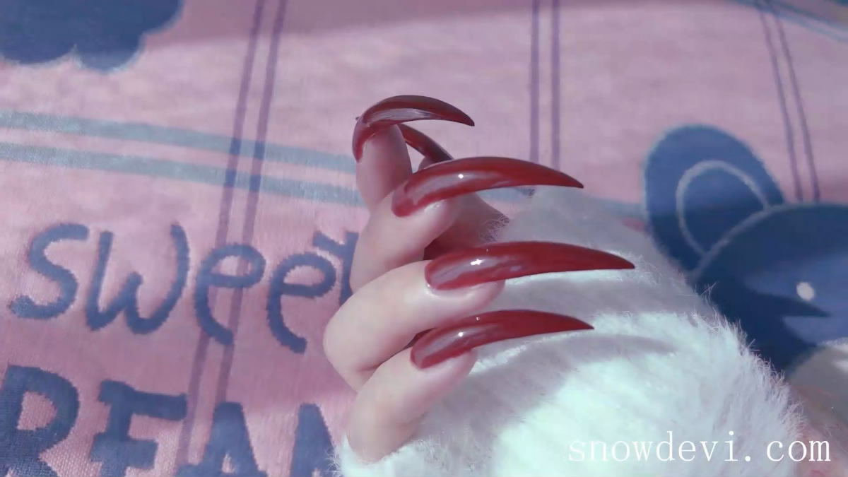 SNOW1139-Showing Red Nails19