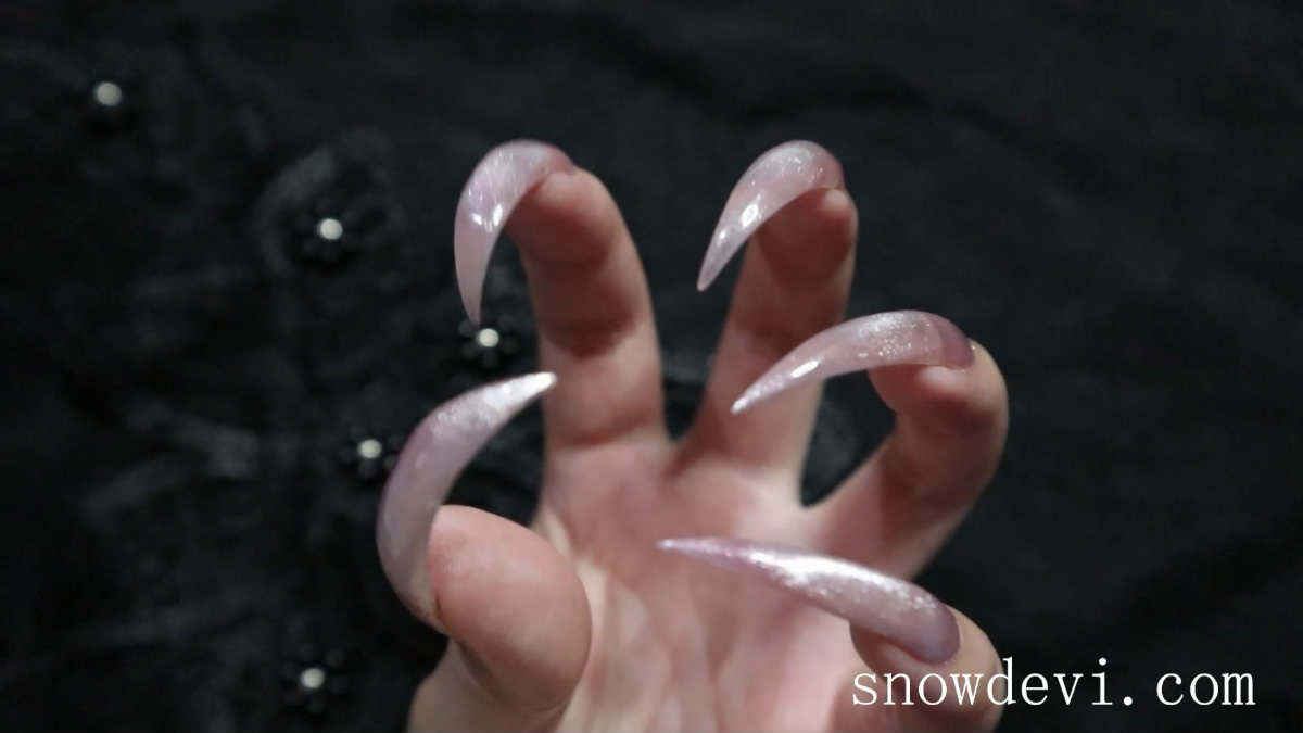 SNOW1144-Showing Pink  Nails