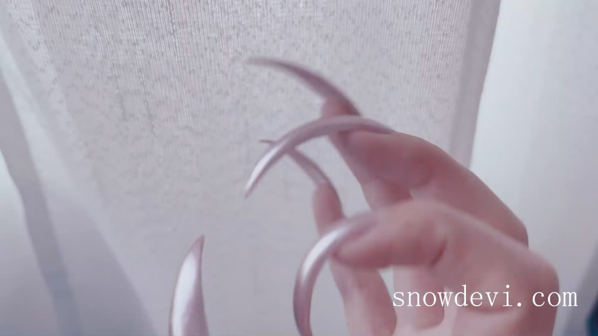 SNOW1169-Showing Pink Nails  (2022)