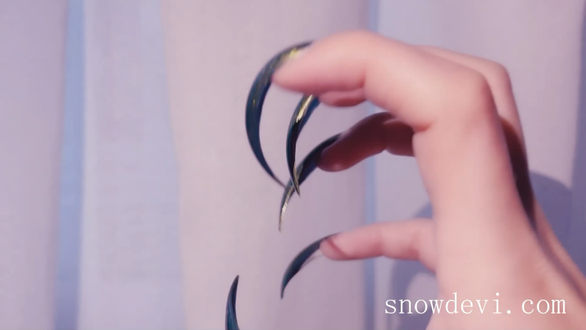 SNOW1185-Showing Green Nails