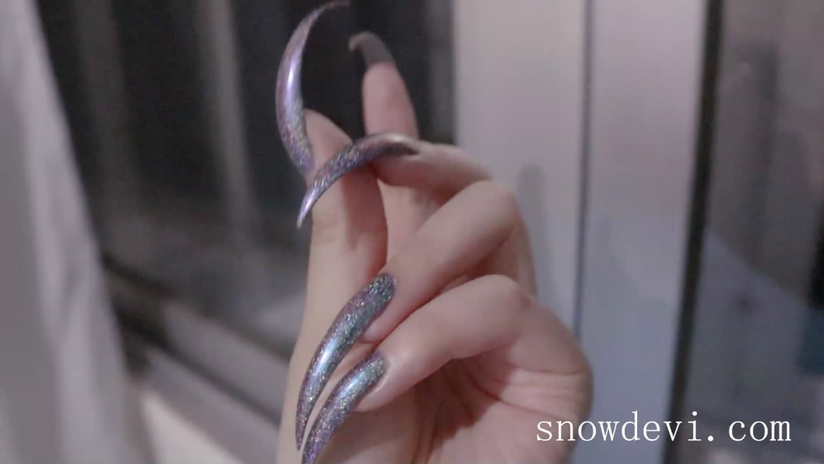 SNOW1193-Showing Purple Nails