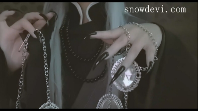 SNOW1202-Showing Black  Nails
