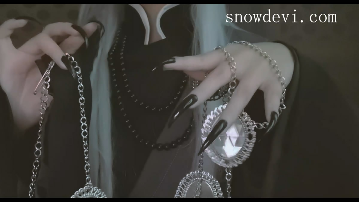 SNOW1202-Showing Black  Nails
