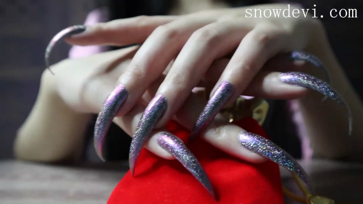 SNOW1206-Showing Purple Nails
