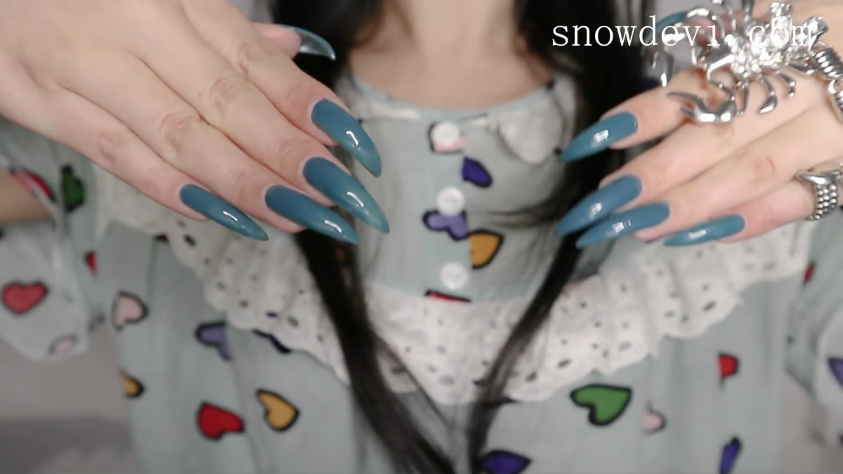 SNOW1211-Showing Blue Nails