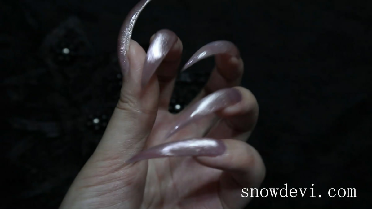 SNOW1212-Showing Pink Nails