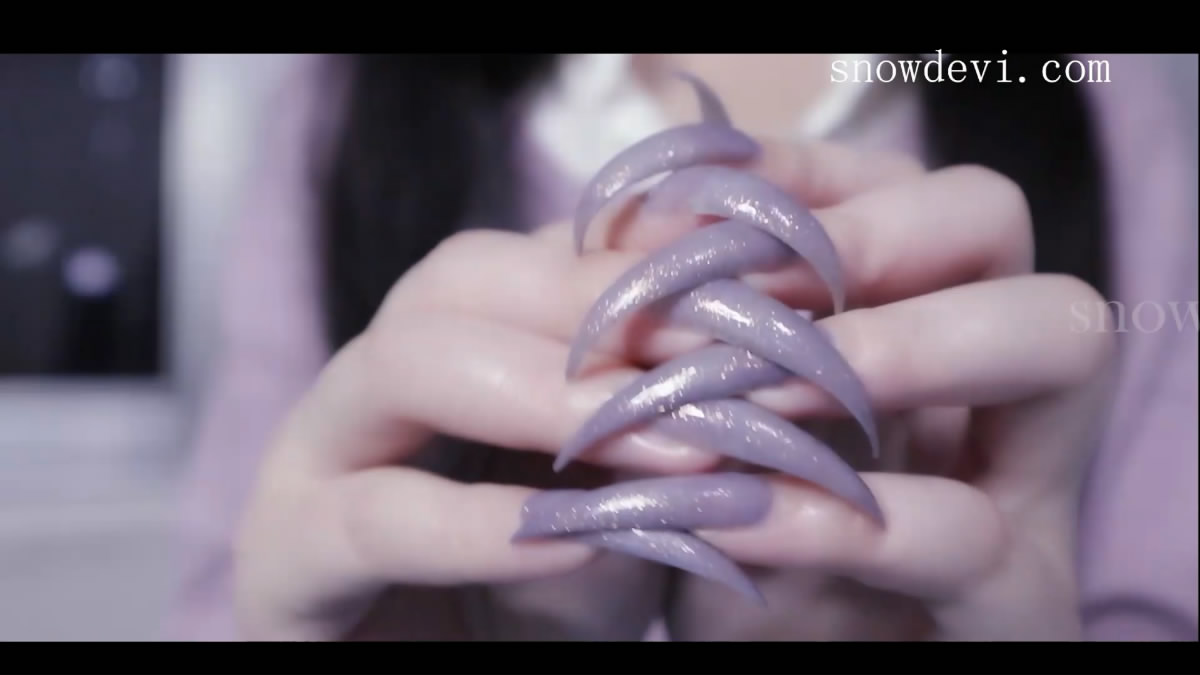 SNOW1215-Showing Purple Nails