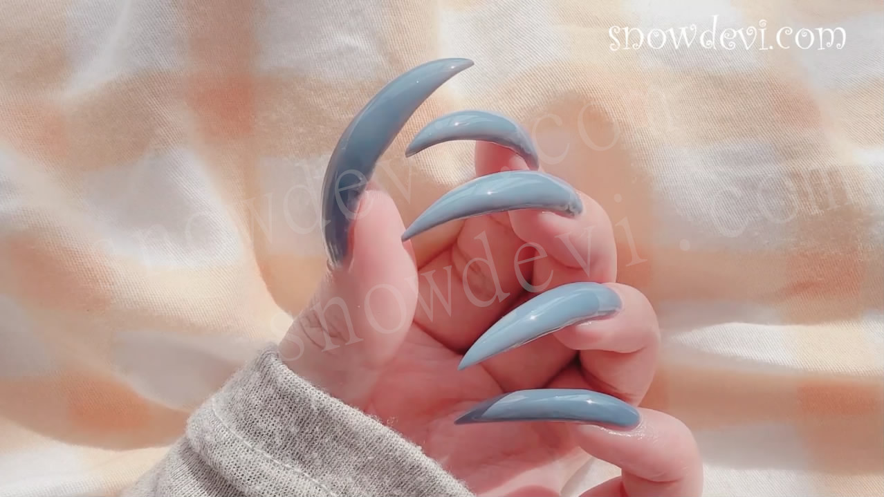 SNOW1414-Showing Blue Nails