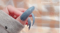 SNOW1414-Showing Blue Nails