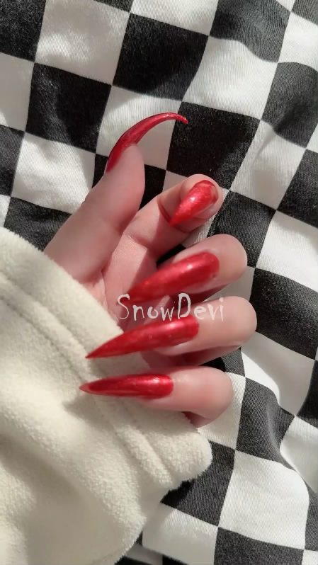 SNOW1533-Showing Red Nails
