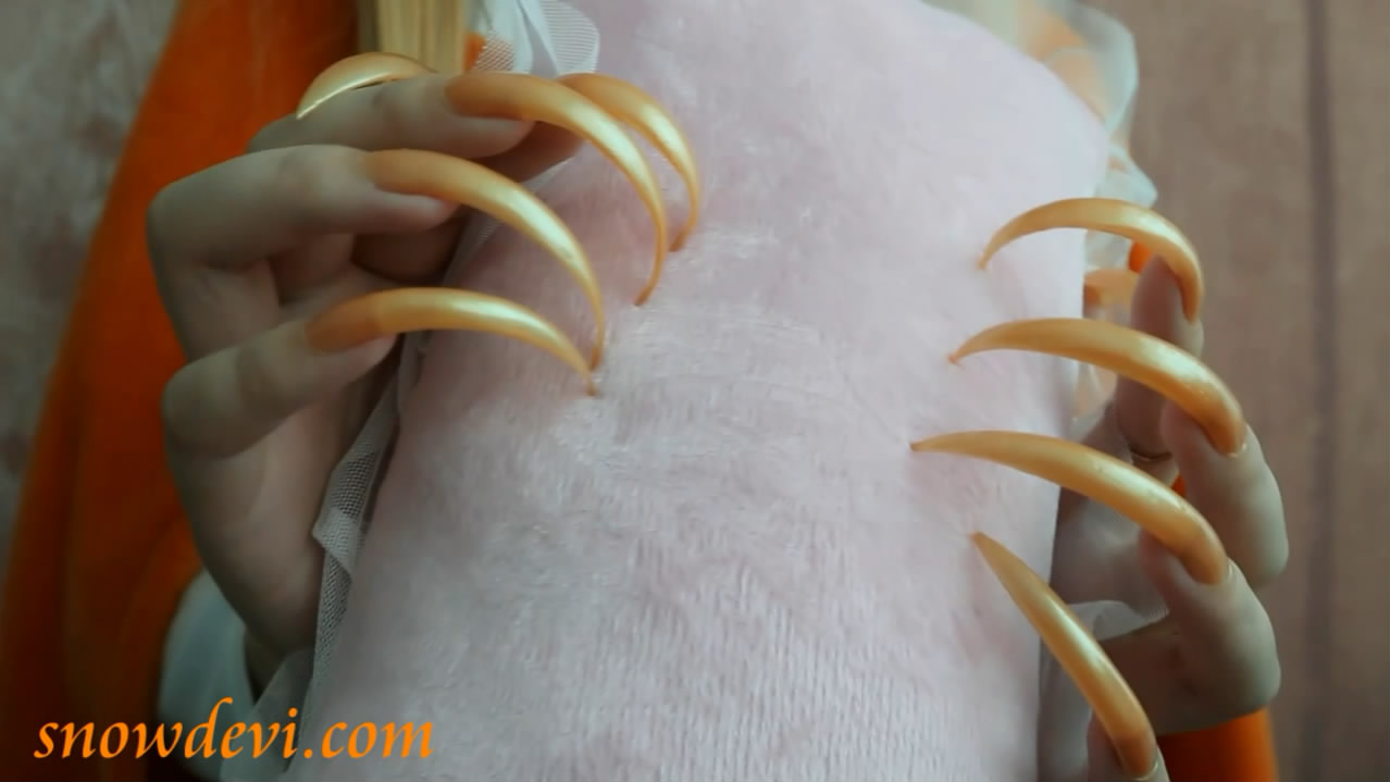 SNOW552-Scratching Pillow2