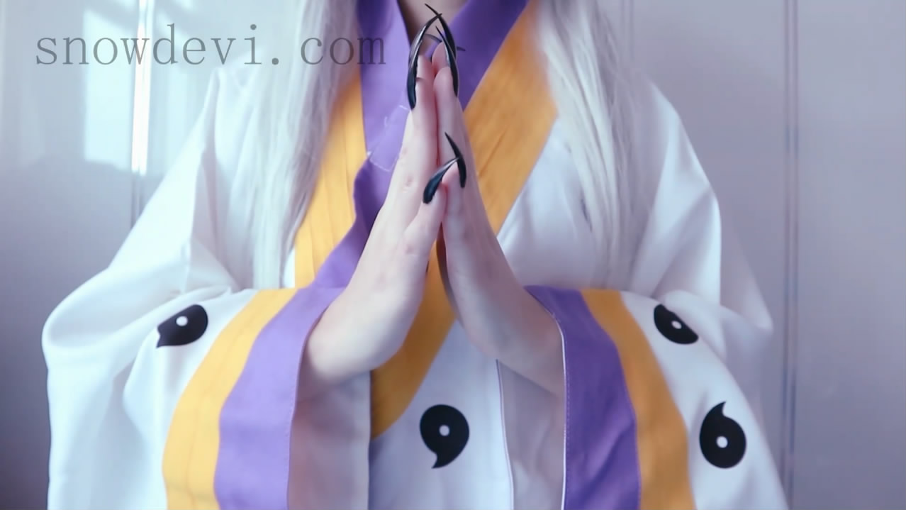 SNOW693-Showing Black  Nails