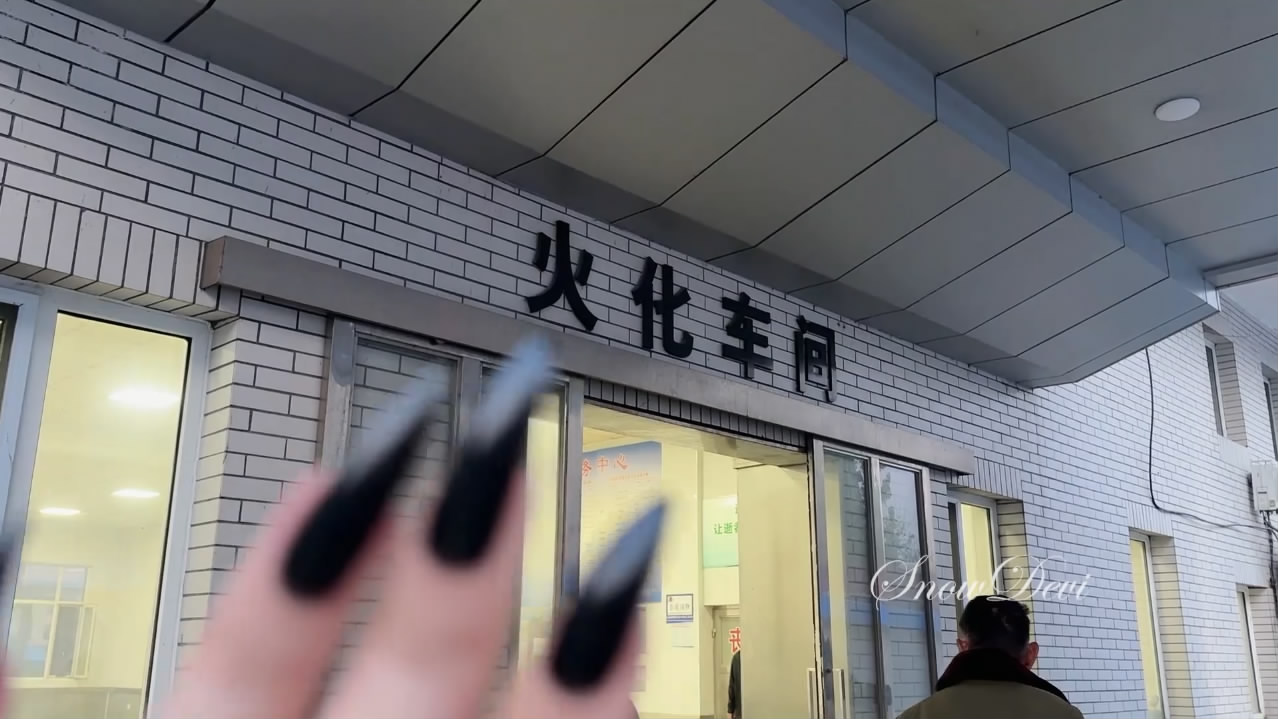 SNOW1562-Showing Black Nails