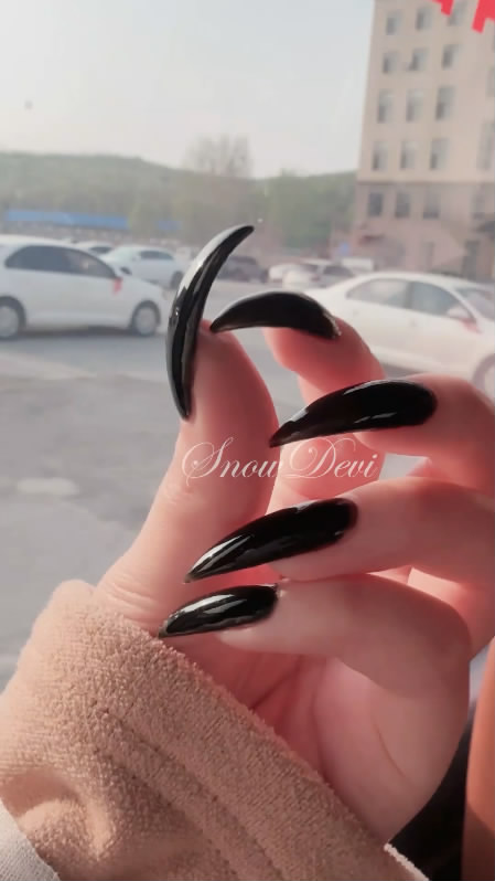 SNOW1573-Showing Black Nails