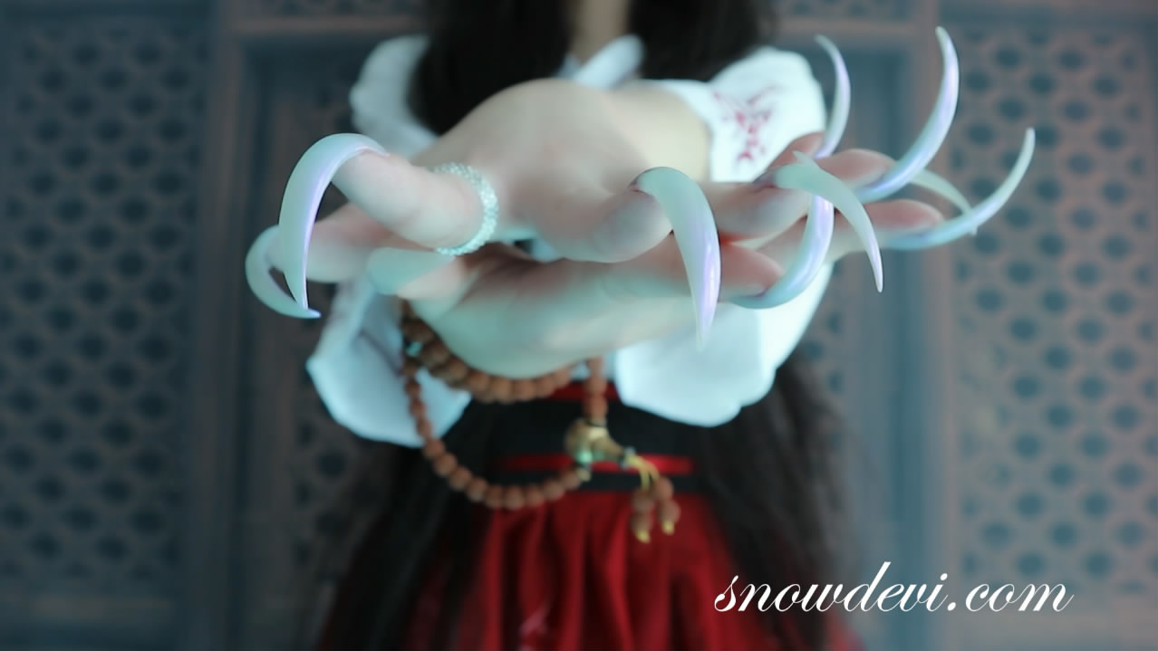 SNOW621-Showing Blue Nails6