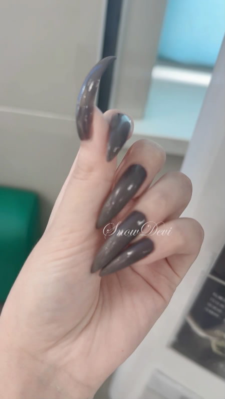 SNOW1614-Showing gray Nails
