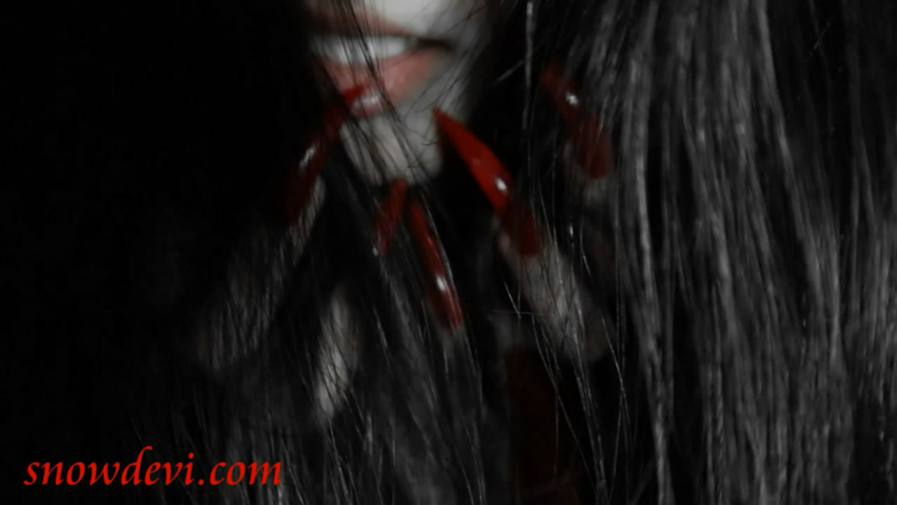 SNOW498-Showing Red Nails5